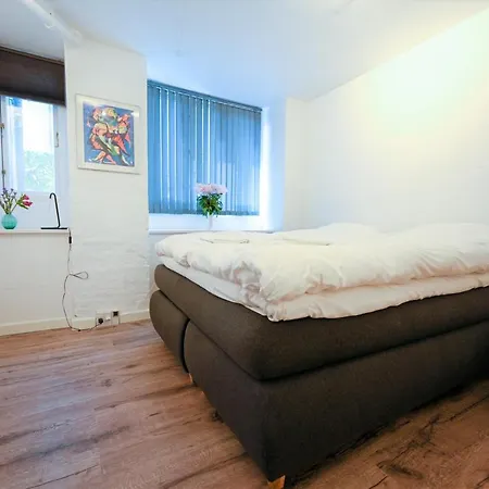 - Pleasant 2-bdr In Center Apartment *