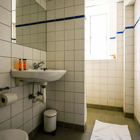 - Pleasant 2-bdr In Center *