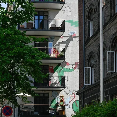 - Pleasant 2-bdr In Center