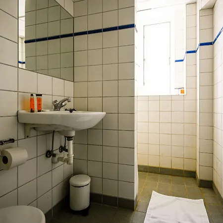 Sanders - Pleasant 2-bdr In Center *