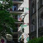 - Pleasant 2-bdr In Center