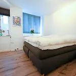 - Pleasant 2-bdr In Center Apartment *