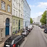 - Pleasant 2-bdr In Center Apartment