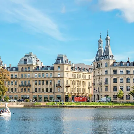 - Pleasant 2-bdr In Center Lejlighed *