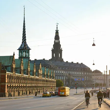 - Pleasant 2-bdr In Center