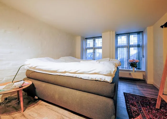 - Pleasant 2-bdr In Center * København