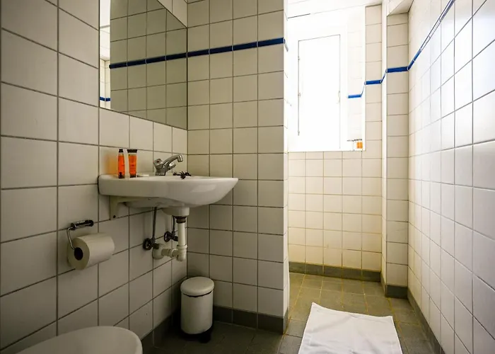 - Pleasant 2-bdr In Center *