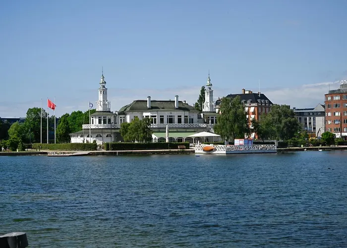 - Pleasant 2-bdr In Center *