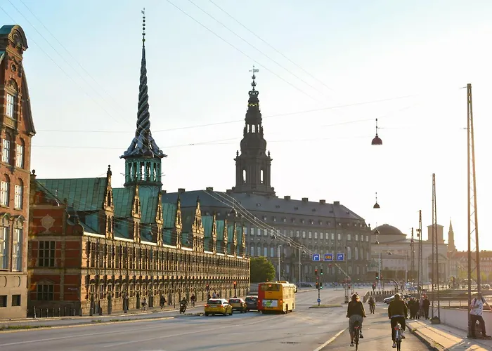 - Pleasant 2-bdr In Center