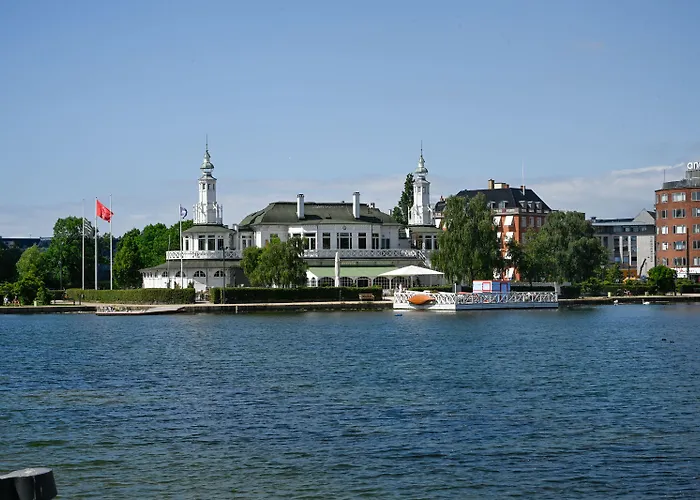 - Pleasant 2-bdr In Center * København