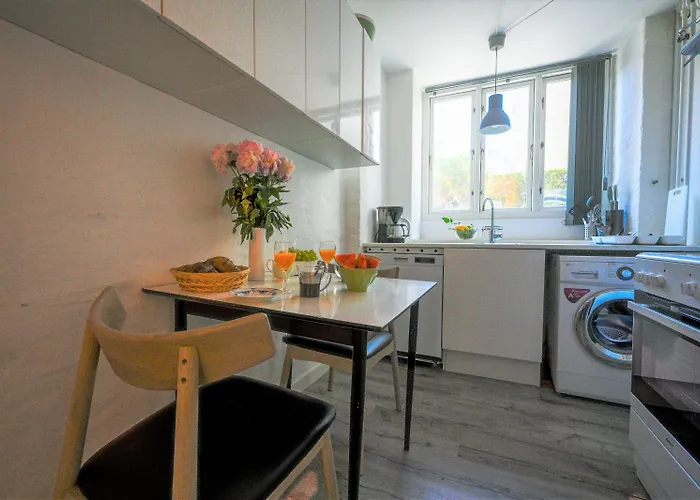 - Pleasant 2-bdr In Center * København