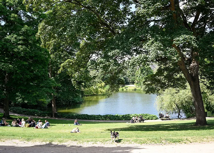 - Pleasant 2-bdr In Center *