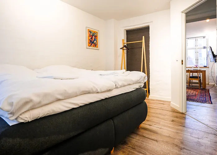 - Pleasant 2-bdr In Center